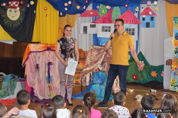 Наградиха първокласничката Сиана за рисунка, част от изложба в Народното събрание