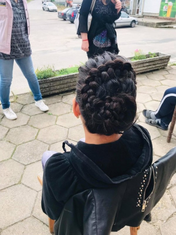 Много модни фризури и усмивки подариха фризьорите от ПГ „Акад. Петко Стайнов“ в своето Турне на красотата