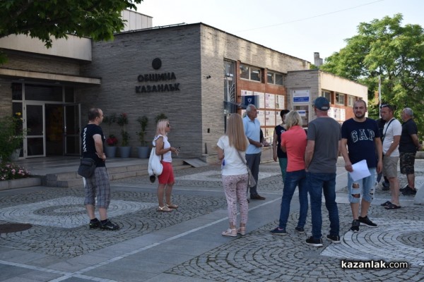 Протест на казанлъшките търговци против заличаването на паркоместа