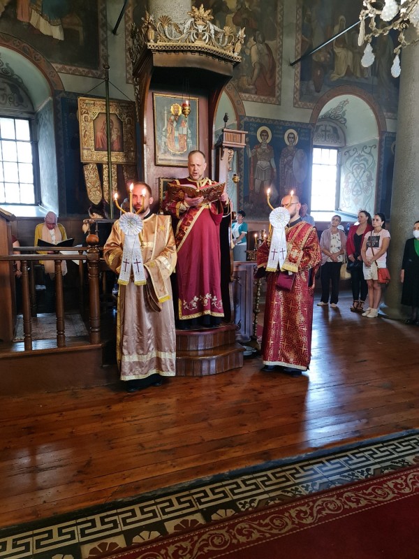 Кръстиха 10-месечната Йоана на празничната служба в храм „Св. Йоан Предтеча“ в Казанлък