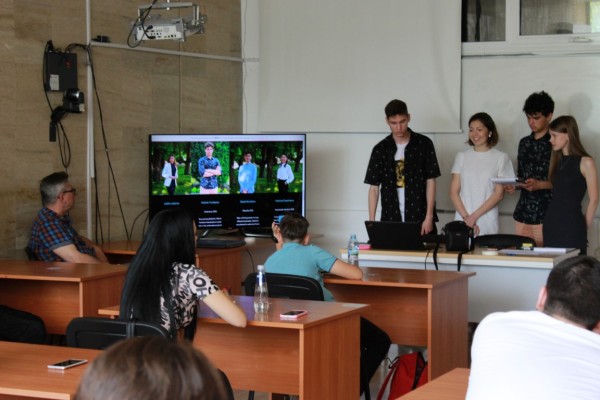 Ученици и учители от ПХГ „Св. Св. Кирил и Методий“ гостуваха в Добрич