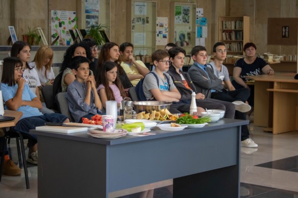 Ученици и учители от ПХГ „Св. Св. Кирил и Методий“ гостуваха в Добрич