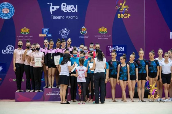 Съчетание с обръчи донесе на гимнастичките ни вицешампионската титла