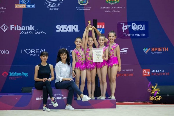 Съчетание с обръчи донесе на гимнастичките ни вицешампионската титла