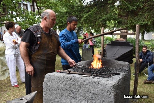 Чирпанлиевата къща събра десетки гости за Първия ножарски събор
