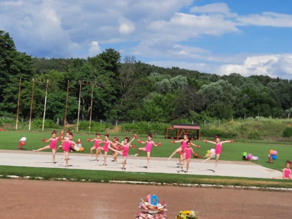 Честити 10 години Спортен клуб по художествена гимнастика “Розова долина“!