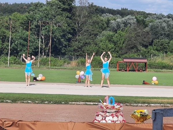 Честити 10 години Спортен клуб по художествена гимнастика “Розова долина“!