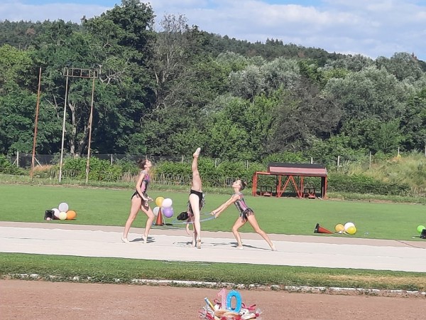 Честити 10 години Спортен клуб по художествена гимнастика “Розова долина“!