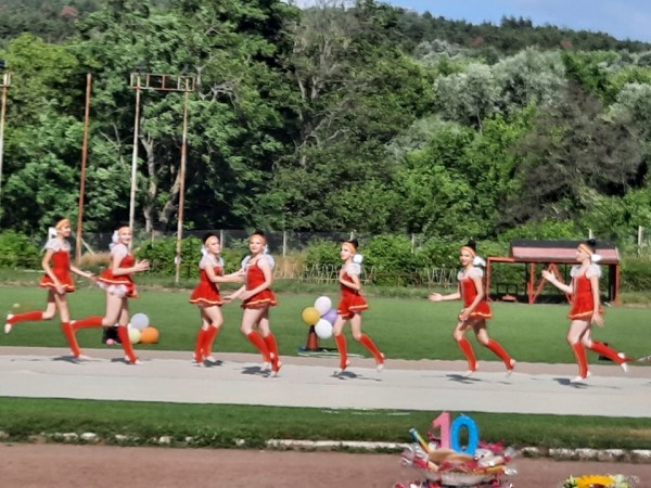 Честити 10 години Спортен клуб по художествена гимнастика “Розова долина“!