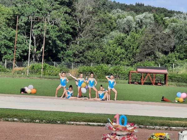 Честити 10 години Спортен клуб по художествена гимнастика “Розова долина“!