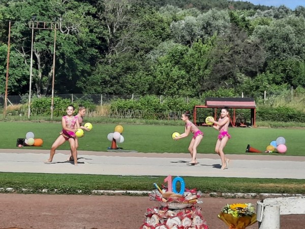 Честити 10 години Спортен клуб по художествена гимнастика “Розова долина“!