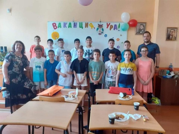 Учениците от IV Б клас на ОУ “Георги Кирков“ завършиха с последен урок и тържествена церемония