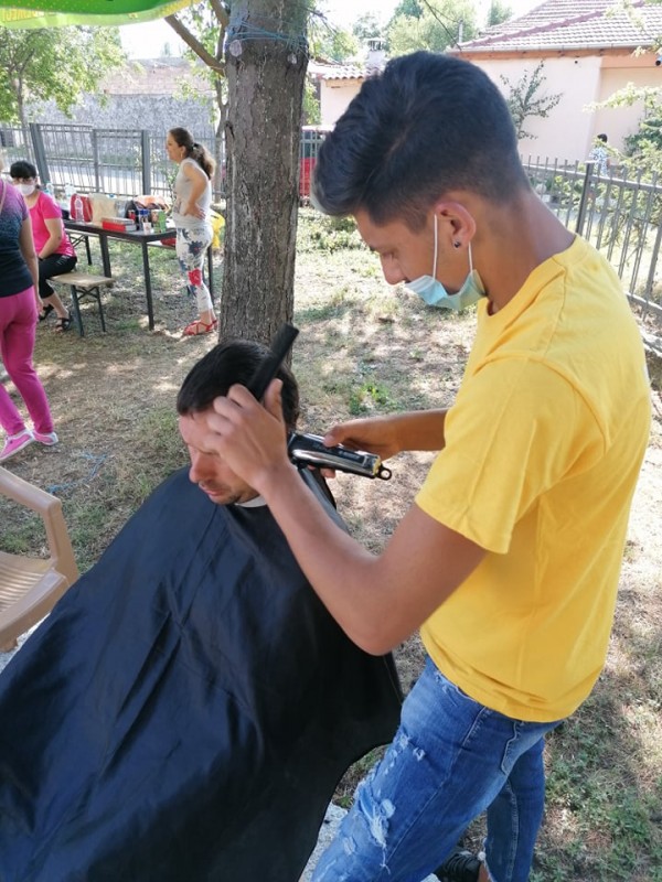 Младите фризьори на гимназия “П. Стайнов“ подариха нови визии на обитателите на защитеното жилище в Дунавци