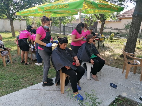 Младите фризьори на гимназия “П. Стайнов“ подариха нови визии на обитателите на защитеното жилище в Дунавци