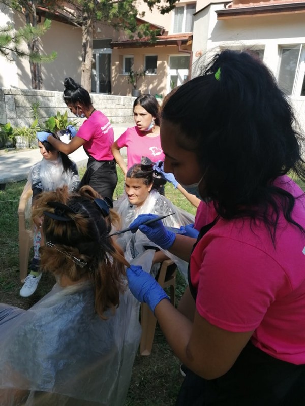 Младите фризьори на гимназия “П. Стайнов“ подариха нови визии на обитателите на защитеното жилище в Дунавци