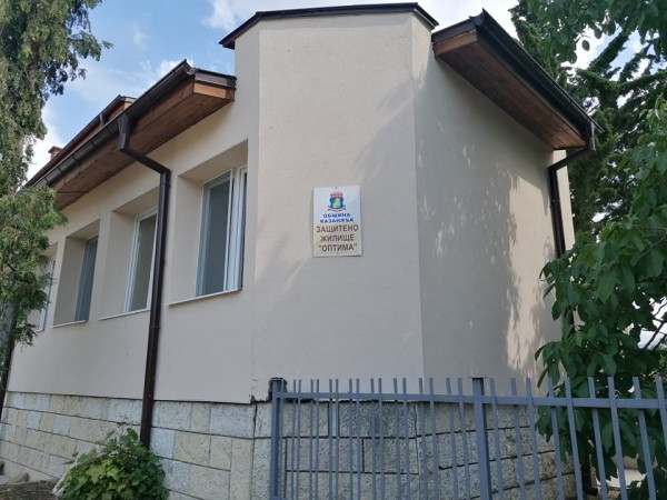 Младите фризьори на гимназия “П. Стайнов“ подариха нови визии на обитателите на защитеното жилище в Дунавци