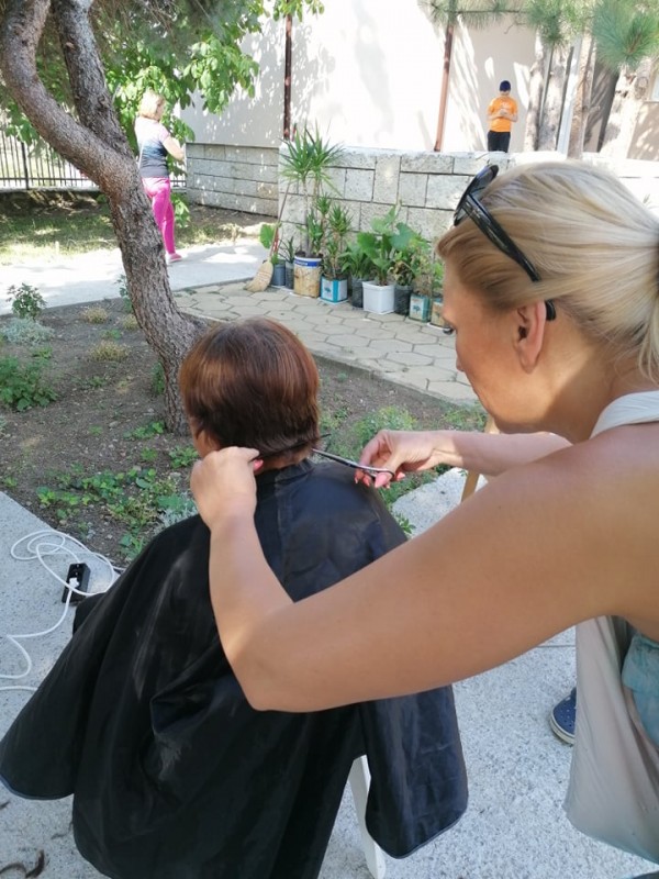 Младите фризьори на гимназия “П. Стайнов“ подариха нови визии на обитателите на защитеното жилище в Дунавци