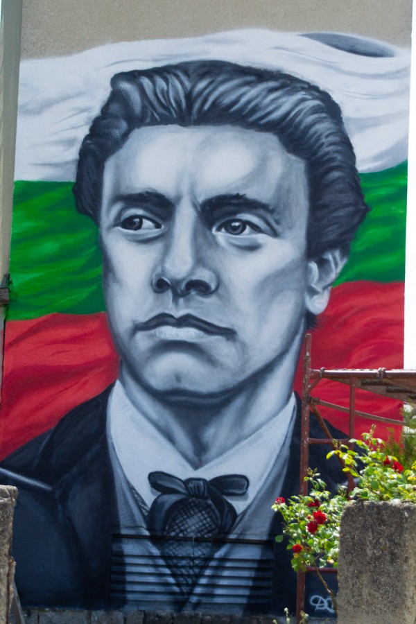 След образа на Христо Ботев, и Левски краси и възпитава в с.Розово