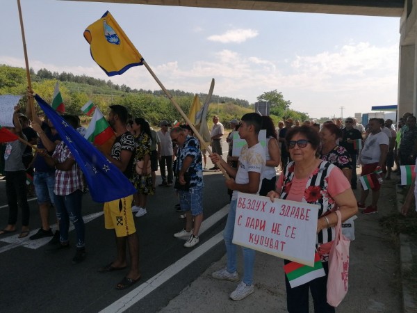 Протест срещу добива на варовик в „Кереч Търла“ затвори пътя Казанлък-Бургас край Николаево