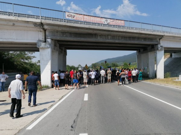 Протест срещу добива на варовик в „Кереч Търла“ затвори пътя Казанлък-Бургас край Николаево