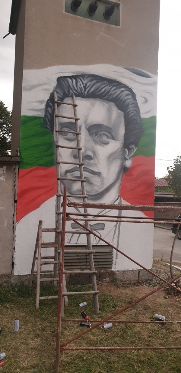 След образа на Христо Ботев, и Левски краси и възпитава в с.Розово