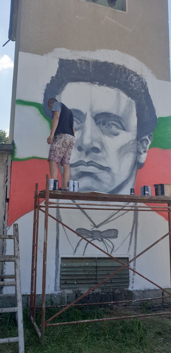 След образа на Христо Ботев, и Левски краси и възпитава в с.Розово