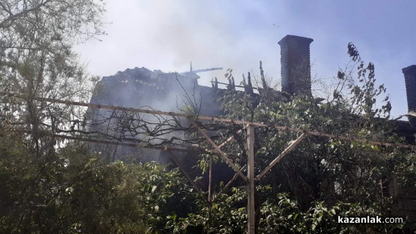 Горят две къщи под Полицията / Обновена