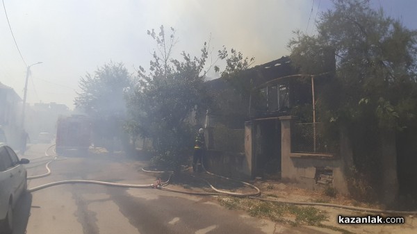 Горят две къщи под Полицията / Обновена