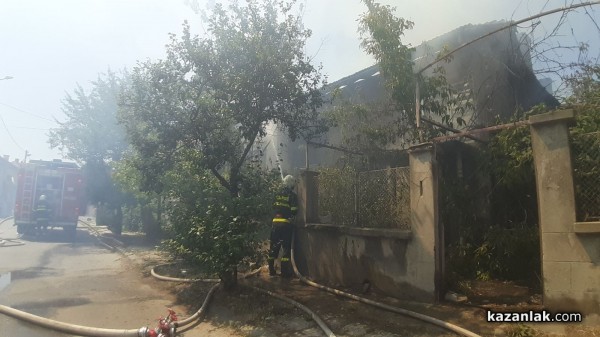 Горят две къщи под Полицията / Обновена