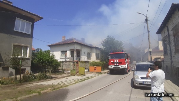 Горят две къщи под Полицията / Обновена