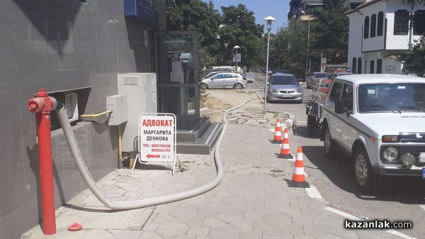 Горят две къщи под Полицията / Обновена