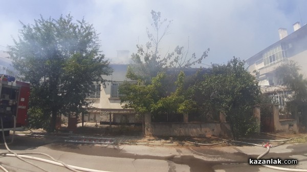 Горят две къщи под Полицията / Обновена