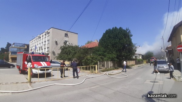 Горят две къщи под Полицията / Обновена