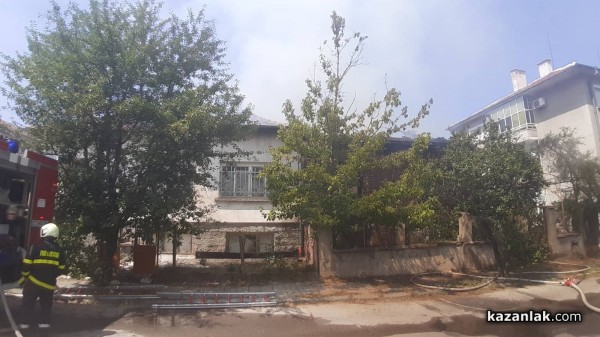 Горят две къщи под Полицията / Обновена