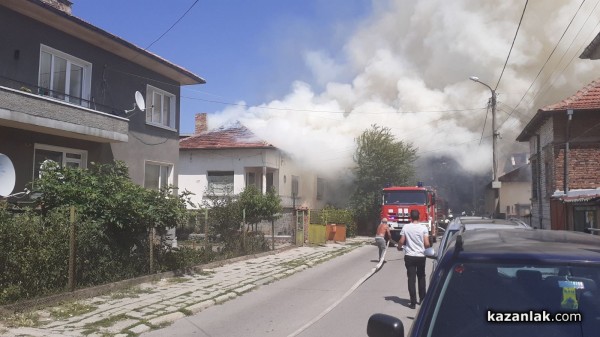 Горят две къщи под Полицията / Обновена