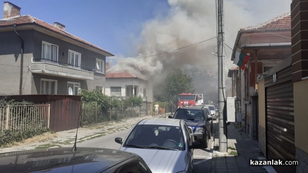 Горят две къщи под Полицията / Обновена