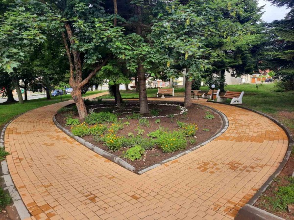 Доброволци помагат в разкрасяването на Шипка