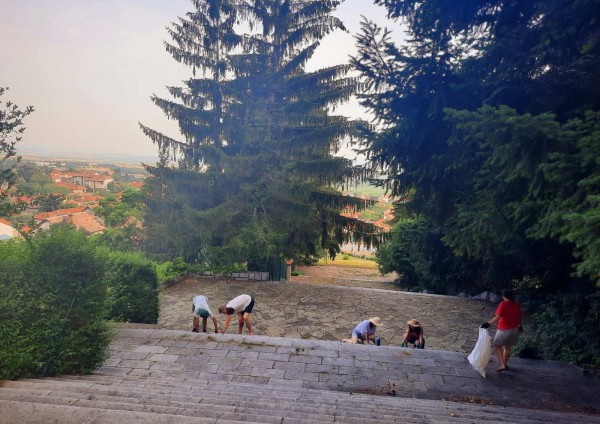 Доброволци помагат в разкрасяването на Шипка