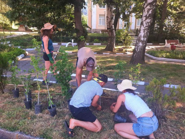 Доброволци помагат в разкрасяването на Шипка