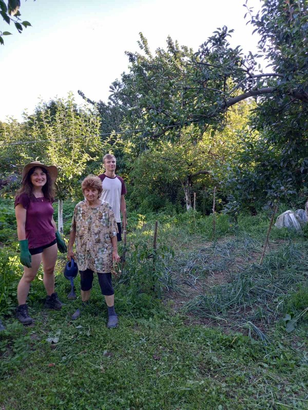 Доброволци помагат в разкрасяването на Шипка