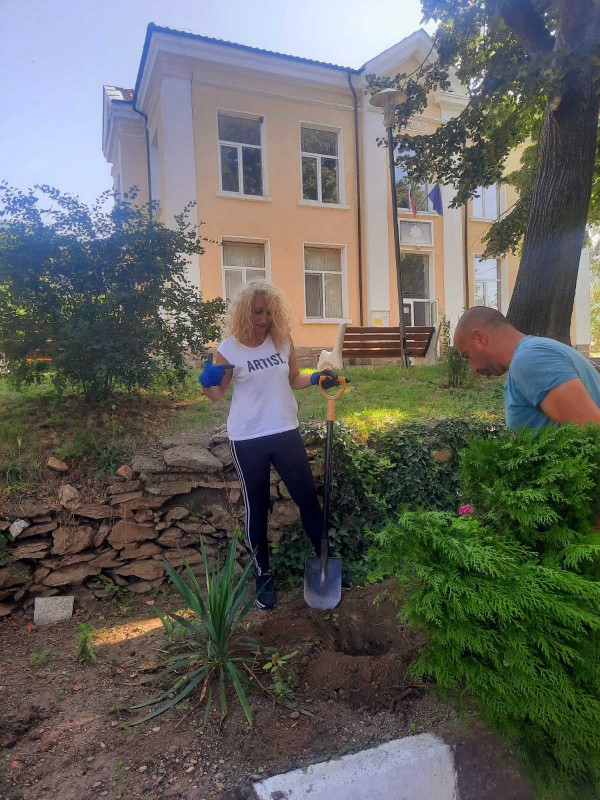 Доброволци помагат в разкрасяването на Шипка