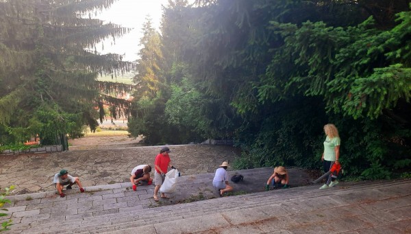 Доброволци помагат в разкрасяването на Шипка