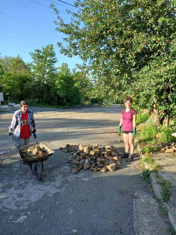 Доброволци помагат в разкрасяването на Шипка