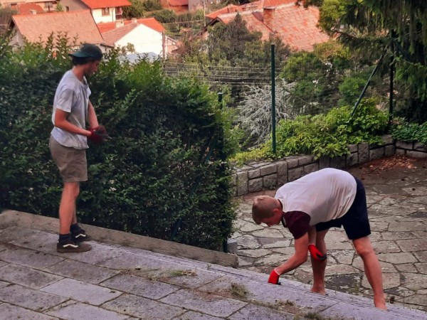 Доброволци помагат в разкрасяването на Шипка