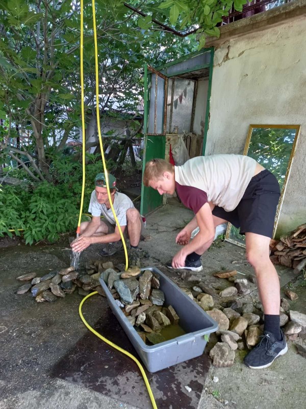 Доброволци помагат в разкрасяването на Шипка