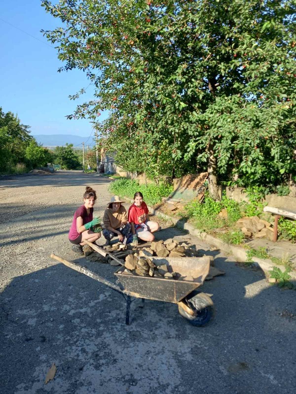 Доброволци помагат в разкрасяването на Шипка