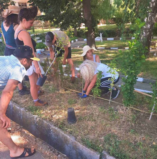 Доброволци помагат в разкрасяването на Шипка