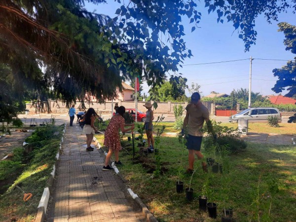 Доброволци помагат в разкрасяването на Шипка