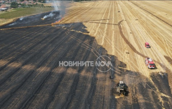 Голям пожар в Копринка изпепели трактор и стърнища