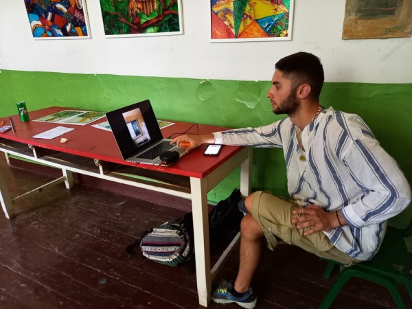 С различни техники млади художници изрисуваха белите платна по тема “Аз съм звезда“